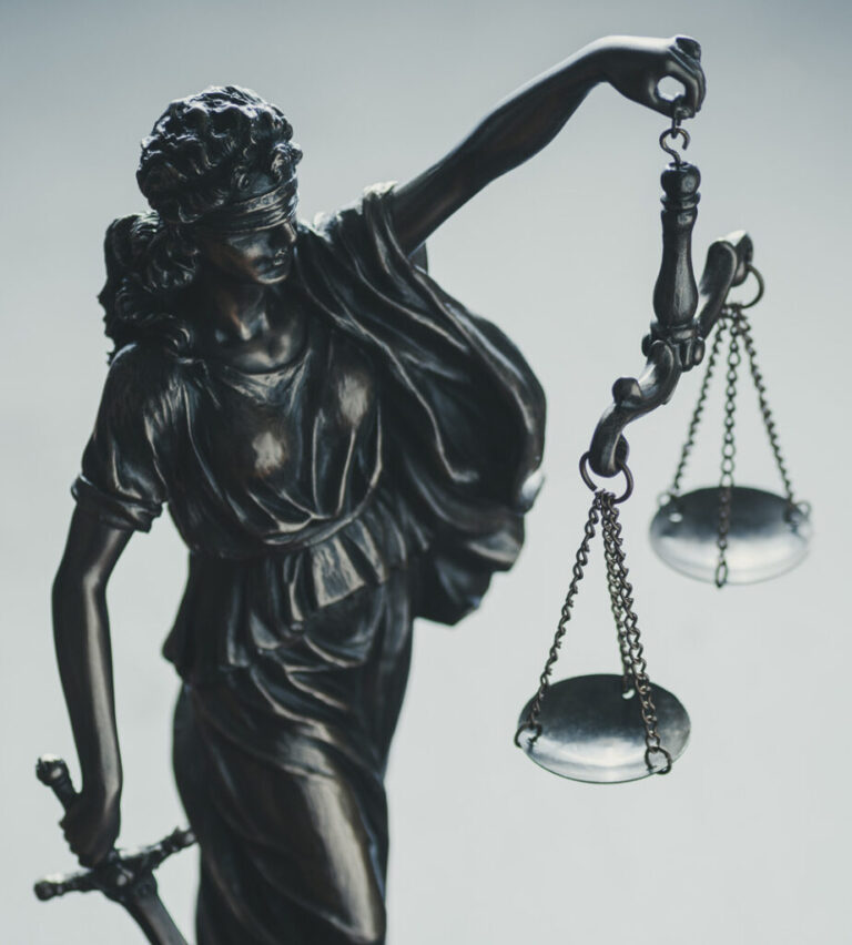 Askerlik nedeniyle işten ayrılan işçinin kıdem tazminatı, işe dönüş ve işsizlik maaşı haklarını anlatan bilgilendirici görsel.