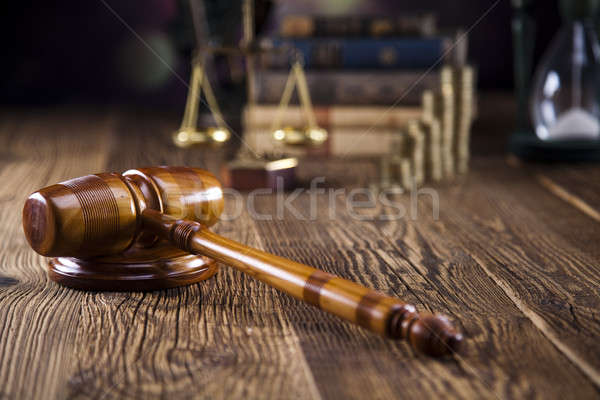 Çekişmeli boşanma davasında mahkeme sürecini anlatan hukuki görsel