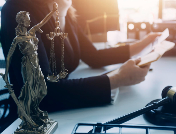 Yalova’da ceza davalarında uzman avukat, soruşturma ve kovuşturma süreçlerinde profesyonel savunma hizmeti sunan ceza avukatı.